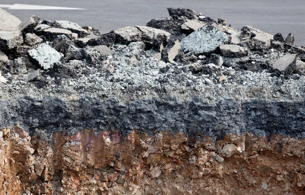 Capa de tierra debajo de cemento asfáltico hormigón — Foto de Stock