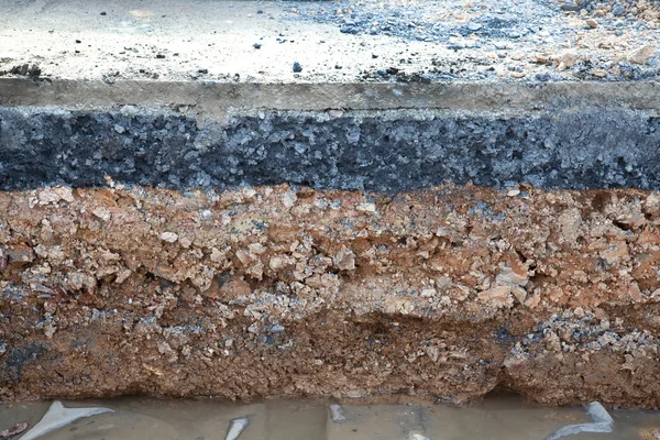 Lager jord under asfalt cementbetong — Stockfoto