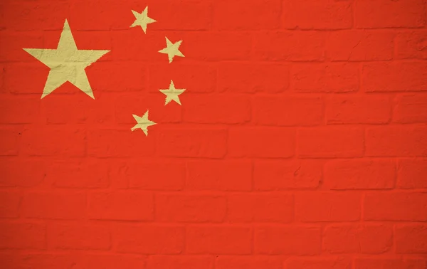 Китайский флаг на кирпичной стене — стоковое фото