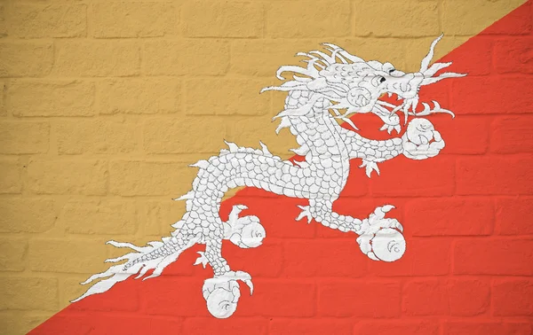 レンガの壁にブータンの国旗 — ストック写真