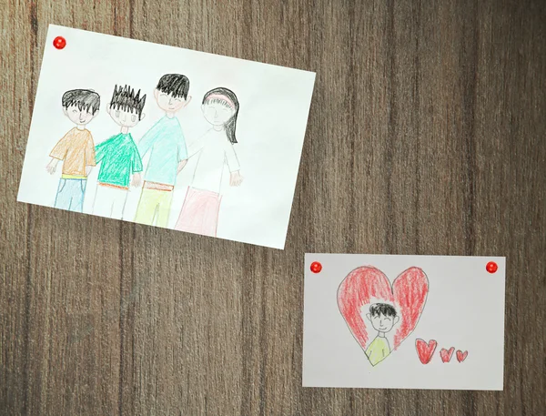 Zeichnung der Familie, Papier auf Holzgrund — Stockfoto