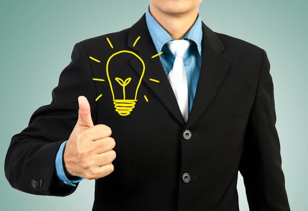 ビジネスマン電球アイデア コンセプトの親指を与える — ストック写真