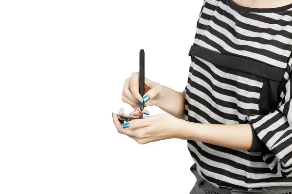 近代的な携帯電話やペンに触れる女性 — ストック写真