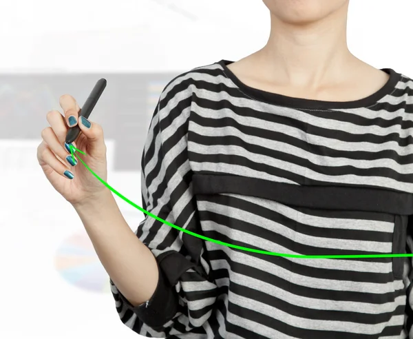 Vrouw hand tekenen grafiek groene pijl — Stockfoto