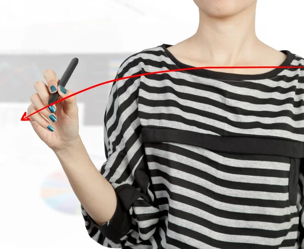 グラフの赤い矢印を描く女性手 — ストック写真