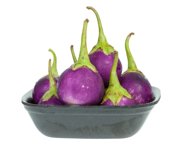 発泡スチロールの食品トレイに紫色のナス — ストック写真