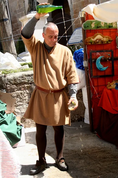 苹果酒 escanciador、 中世纪市场奥罗佩萨、 托莱多 — 图库照片