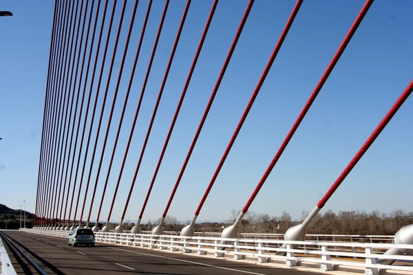 A ponte de cabo-permanecido Talavera, uma construção uma dimensão de 185 m — Fotografia de Stock