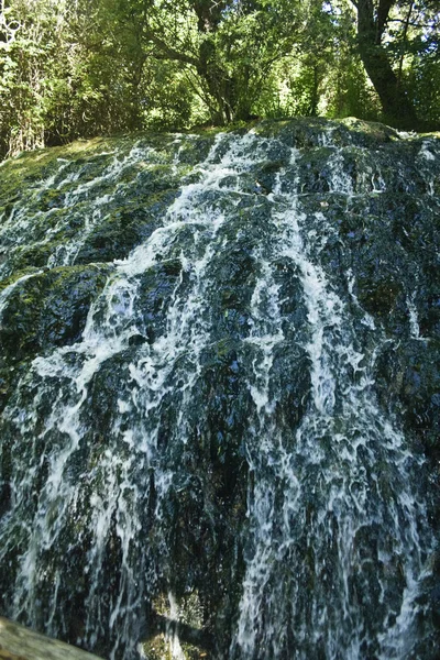 Waterfall, Monasterio de Piedra, Сарагоса, Испания — стоковое фото