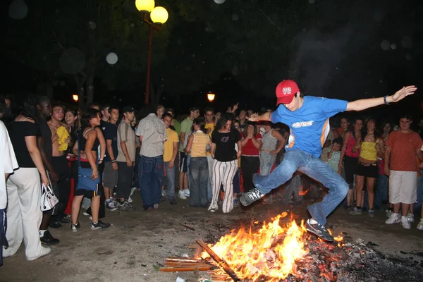 Fiesta de San Juan, saltando del fuego, Talavera, España — Foto de Stock
