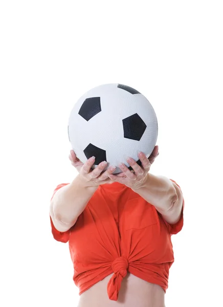 Femme tenant un ballon de football devant son visage — Photo