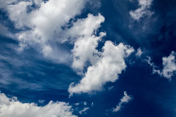 Blauer Himmel und weiße Wolken Hintergrund — Stockfoto