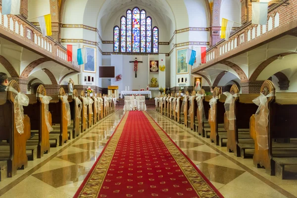 Altaret i kyrkan innan bröllopet — Stockfoto