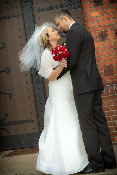 Sadece kilisenin önünde evlendi — Stok fotoğraf