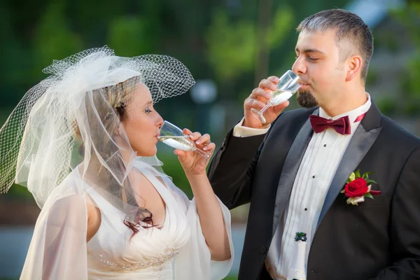 Champagner und ein junges Paar — Stockfoto