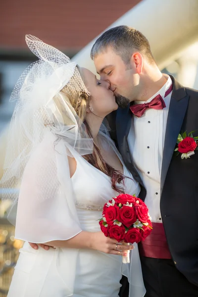 Tornando-se um jovem casal após a cerimônia de casamento — Fotografia de Stock
