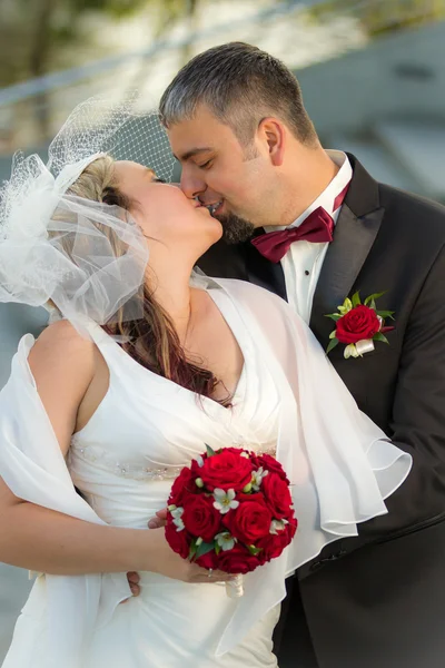 Bacio felice giovane coppia — Foto Stock