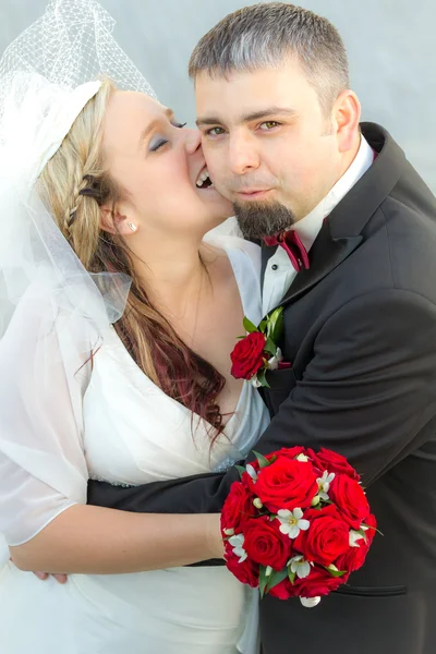 Brudgummen överraskad av bruden — Stockfoto