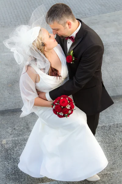 Kramar ett ungt par i kärlek — Stockfoto