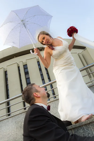 O noivo e a noiva alegremente posa — Fotografia de Stock