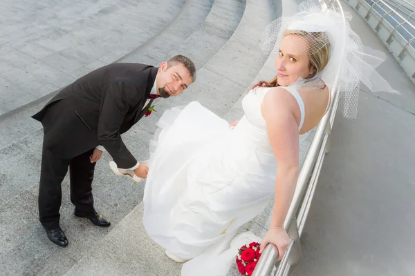 Brudgummen bruden bär toffel — Stockfoto