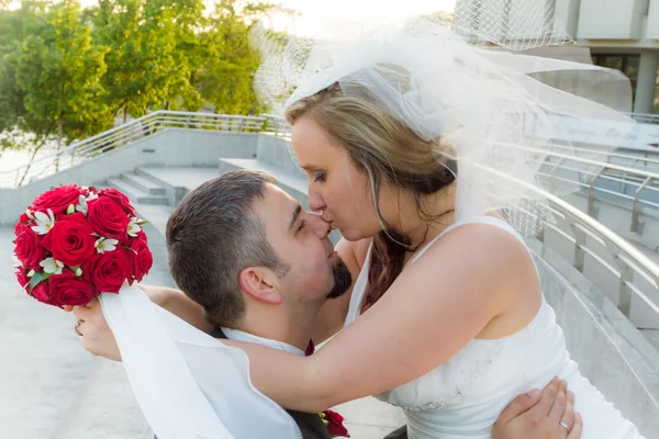 Bruden kyssar brudgummen — Stockfoto