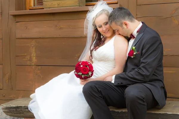 Gerade verheiratete Paare in einer romantischen Szene — Stockfoto