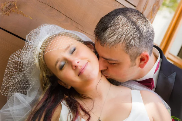 Nahaufnahme des Bräutigams beim Küssen der Braut — Stockfoto