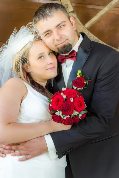 Appena sposati in un abbraccio — Foto Stock