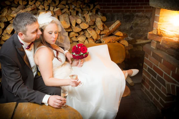 Apenas Casal casal comemorando com champanhe — Fotografia de Stock