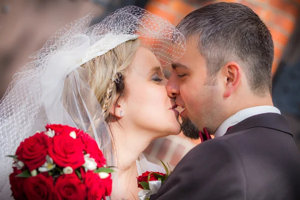 Casal jovem após a cerimônia de casamento — Fotografia de Stock