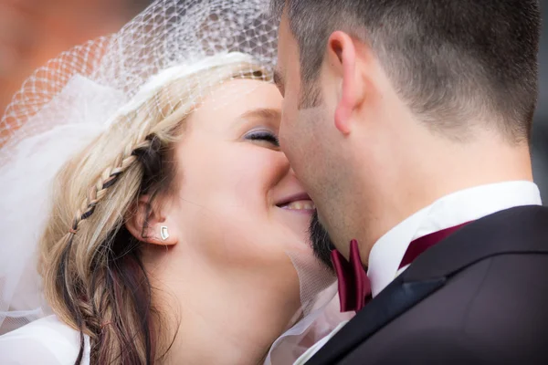 Lyckliga unga paret efter bröllopet — Stockfoto