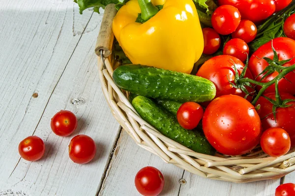 Verduras frescas en una canasta de mimbre — Foto de Stock