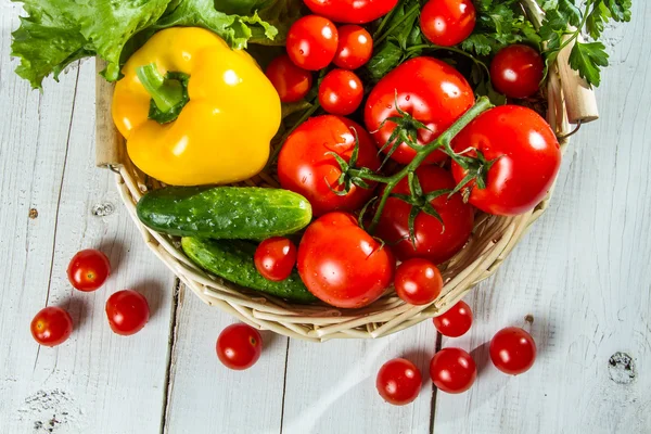 Verse verscheidenheid van groenten in de mand — Stockfoto