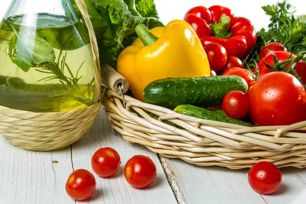 Verduras frescas y una botella de aceite de oliva — Foto de Stock
