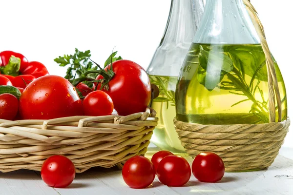 Primo piano di pomodorini e una bottiglia di olio d'oliva — Foto Stock