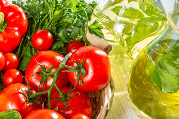 Оливковое масло и свежие овощи — стоковое фото
