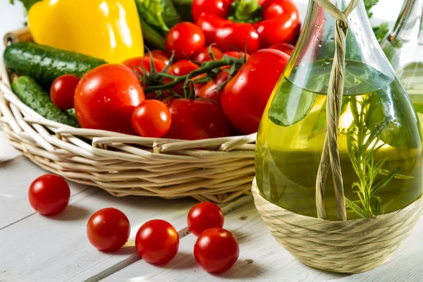 Verschiedene Zutaten für frischen Salat — Stockfoto
