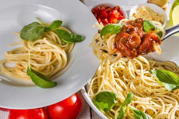 Primo piano che serve spaghetti su un piatto — Foto Stock