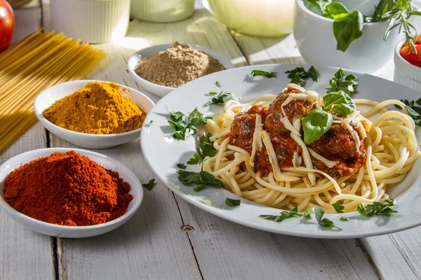 stock image Spaghetti served with fresh vegetables