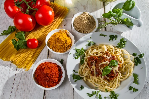 Fresh vegetables and spaghetti — Stock Photo, Image