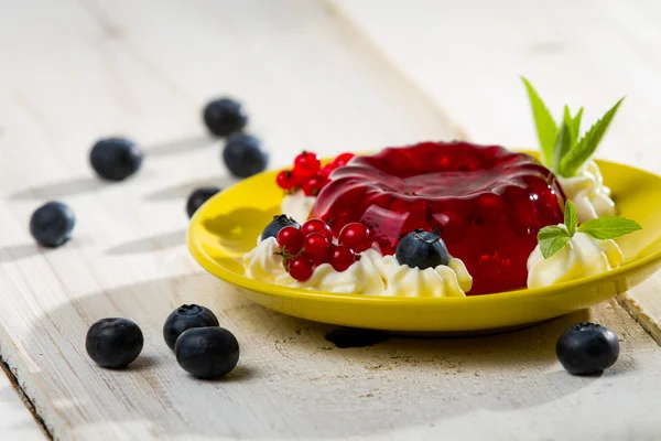 Nahaufnahme von Gelee mit Preiselbeeren und roten Johannisbeeren — Stockfoto