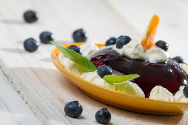 Nahaufnahme eines Desserts mit Obst und Sahne — Stockfoto