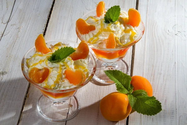 Mandarin and peach dessert with jelly — Stock Photo, Image