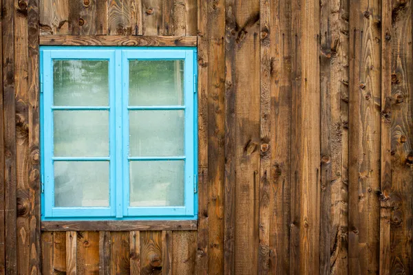 Altes Zuhause mit blauem Fensterhintergrund — Stockfoto