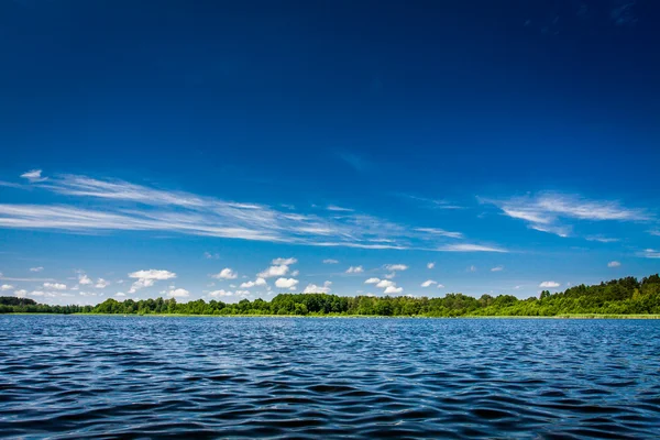 Mavi Göl ve yaz aylarında açık gökyüzü — Stok fotoğraf