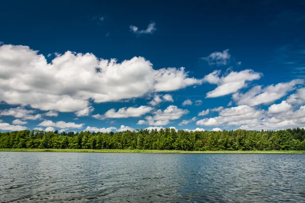 Błękitne niebo chmury nad jeziorem — Zdjęcie stockowe