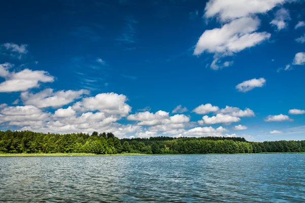 Piękny widok na jezioro w lecie — Zdjęcie stockowe