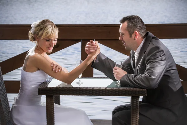 A menyasszony birkózni a kezét a vőlegény — Stock Fotó