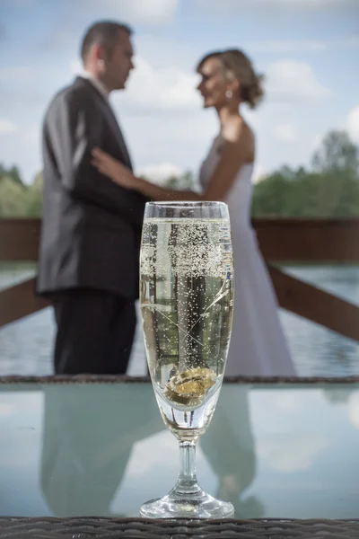 Closeup of wedding rings in a glass of champagne — Stock Photo, Image